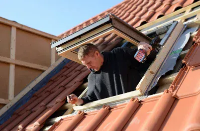 Pose de fenêtre de toit et velux par un couvreur à Fargues